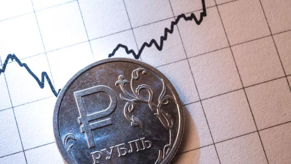 Рубль в середине торгов пятницы перешел к росту в рамках коррекции