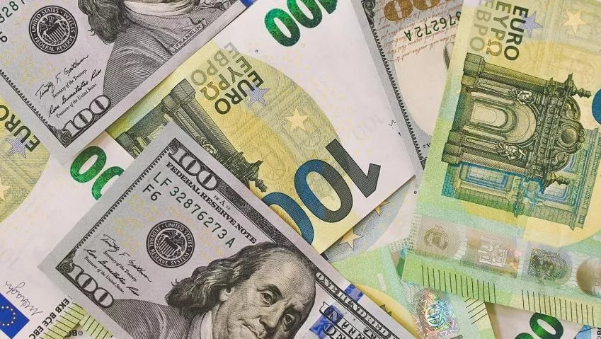 В начале торгов на Мосбирже курс доллара превысил 86,5 рубля, евро подошел к 95 рублям